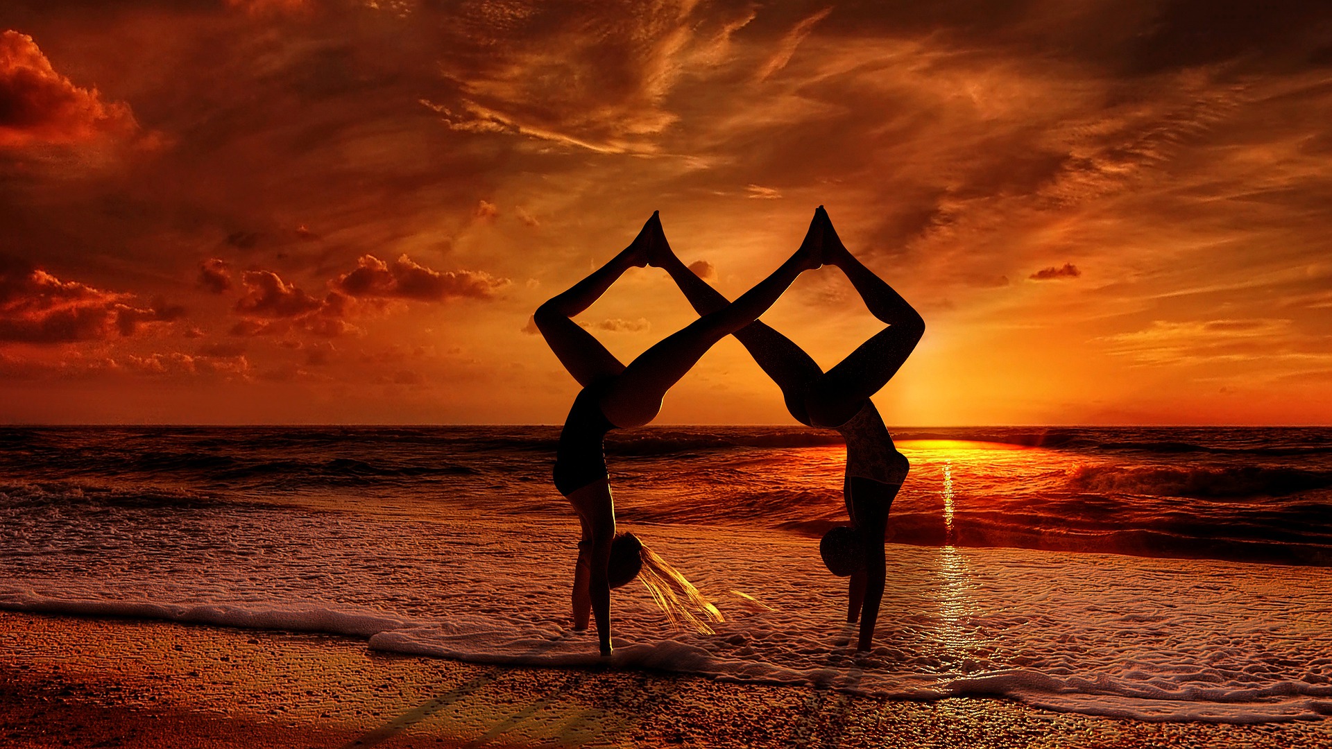 así es como hacer yoga en pareja puede fortalecer tu relación